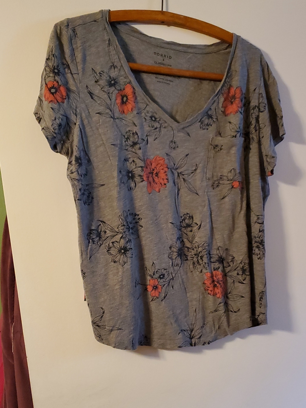 Torrid size 2(2x) Gray V-Neck Floral Tee with red flowers